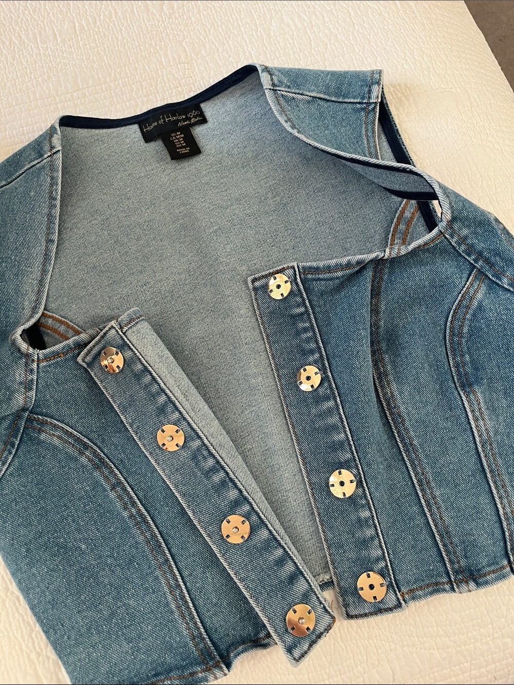 NEW HOUSE OF HARLOW LIGHT DENIM CROP VEST WITH GOLDEN BUTTONS TO ADD ELEGANCE!🎁 - Picture 4 of 10